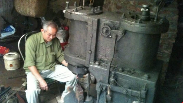 Nghệ nhân Đinh Công Đoán giới thiệu công năng của búa máy (ảnh Xuân Hân)