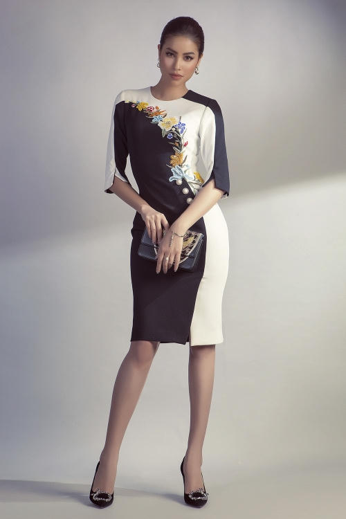 Trên nền tảng chiếc váy bút chì quen thuộc, NTK đặt những mảng màu đen - trắng tương phản với kĩ thuật cắt ráp vải điêu luyện, tạo thành đường cong uốn lượn hút mắt, điểm xuyết thêm những bông hoa làm cho chiếc váy trở nên thanh lịch, dịu dàng..