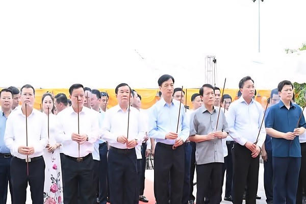 Các đại biểu dâng hương tại Đền thờ các anh hùng liệt sĩ xã Lương Bằng (Hưng Yên).