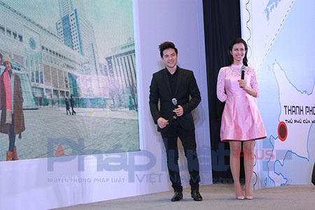 Ngày 13/3, tại TTTM Aeon Mall (Hà Nội), cặp đôi Đông Nhi - Ông Cao Thắng đã ra mắt khán giả Hà Nội MV "tiền tỉ" vừa mới hoàn thành tại TP Sapporo (Hokkaido, Nhật Bản). Ảnh: Loan Bảo.
