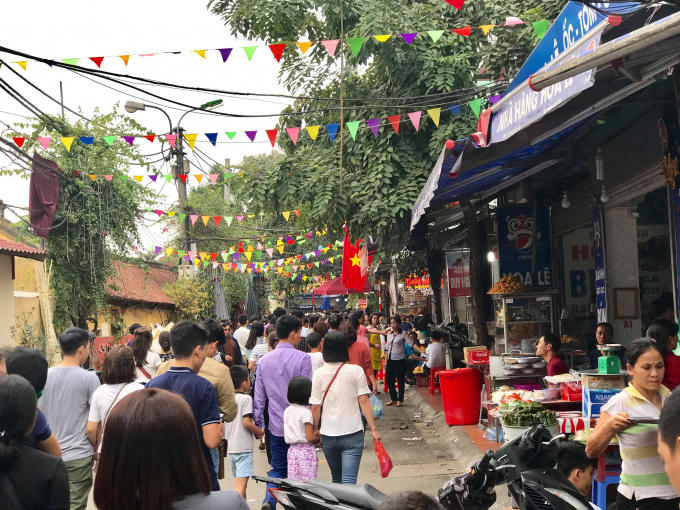 Lối ra phía sau Phủ Tây Hồ.