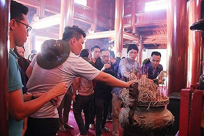 Cán bộ, phóng viên Báo PLVN dâng hương tại nhà tưởng niệm