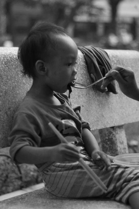 Sau một hồi thuyết phục, người mẹ đã cho được đứa bé ăn