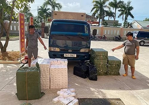 Hai đối tượng và tang vật gần 10.000 gói thuốc lá lậu.