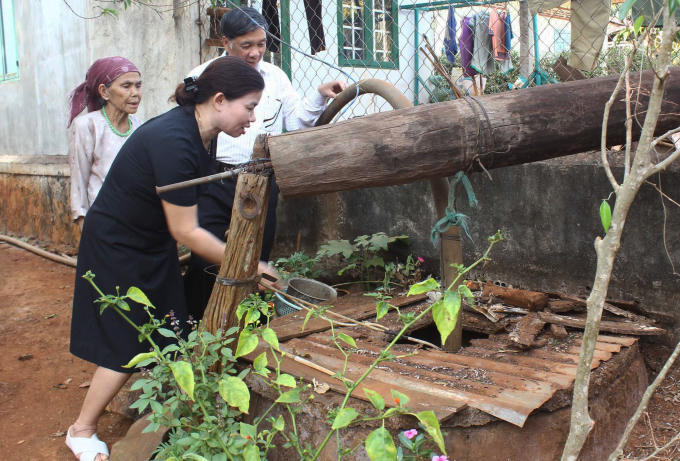 Chính quyền địa phương đến kiểm tra nguồn nước.