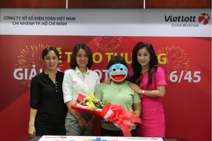 Bà K.T. là khách hàng nữ đầu tiên trúng giải Jackpot của Vietlott