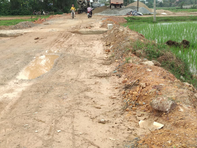 Đường không có biển cảnh báo gây nguy hiểm cho người dân