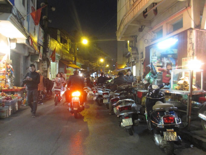 Phố chợ Vĩnh Hồ biến thành các bãi trông xe. (Ảnh: Thu Hường)