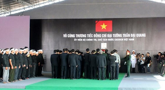 Nhiều đo&agrave;n kh&aacute;ch trong nước v&agrave; Quốc tế viếng Chủ tịch nước Trần Đại Quang