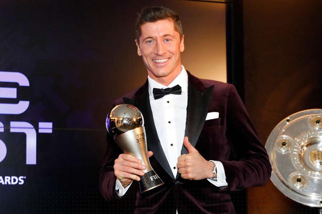 Không ai có thể phủ nhận Lewandowski chính là cầu thủ thành công nhất trong năm 2020. Phong độ ghi bàn tuyệt đỉnh (Vua phá lưới ở Champions League, Bundesliga, cúp quốc gia Đức) của Lewandowski đã giúp Bayern Munich thâu tóm mọi danh hiệu. Cá nhân chân sút người Ba Lan đã vượt qua C.Ronaldo và Messi để nhận giải Cầu thủ xuất sắc nhất năm của FIFA.
