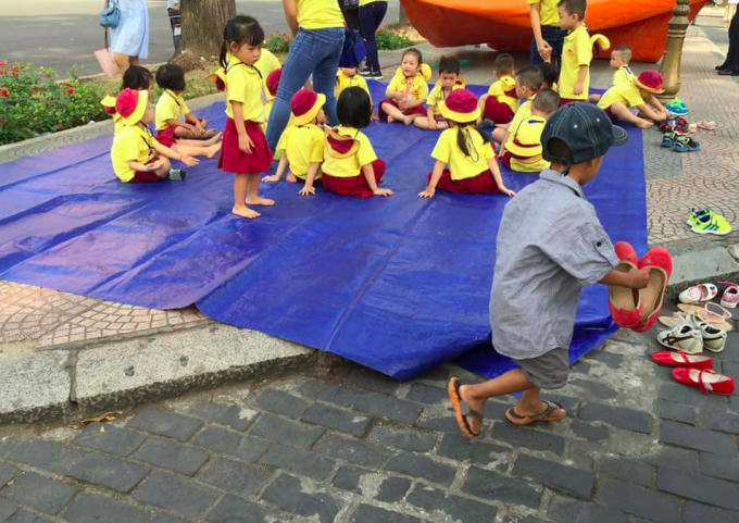 H&agrave;nh động xếp gi&agrave;y ngay ngắn cho c&aacute;c bạn nhỏ đi d&atilde; ngoại của nh&oacute;c Đạt đ&atilde; khiến rất nhiều người y&ecirc;u mến.