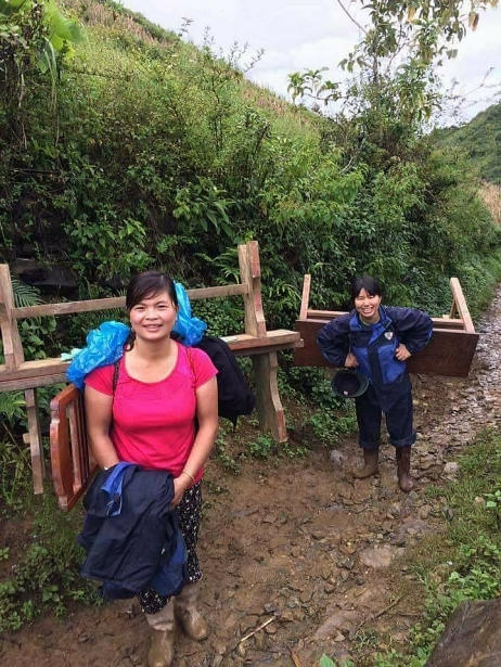 Trời mưa to khiến đường lầy và trơn trượt, các cô giáo phải mặc áo mưa và đi ủng để cõng bàn ghế đến điểm trường cho học sinh.