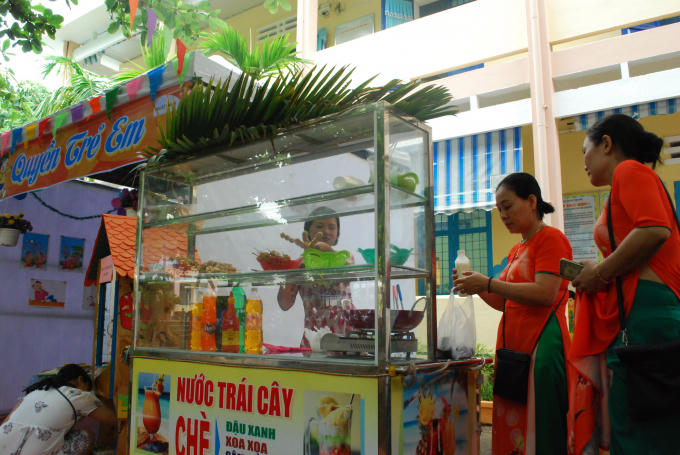 Không gian ẩm thực là điều không thể thiếu trong ngày hội đọc sách tại trường tiểu học Nguyễn Phan Vinh.