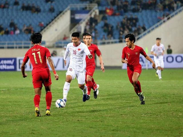 U23 Việt Nam (áo quần trắng) chơi tấn công không tốt trong hiệp một trước U23 Indonesia (áo quần đỏ)