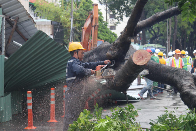 Tới gần 14h chiều, hiện trường vẫn đang được giải quyết.