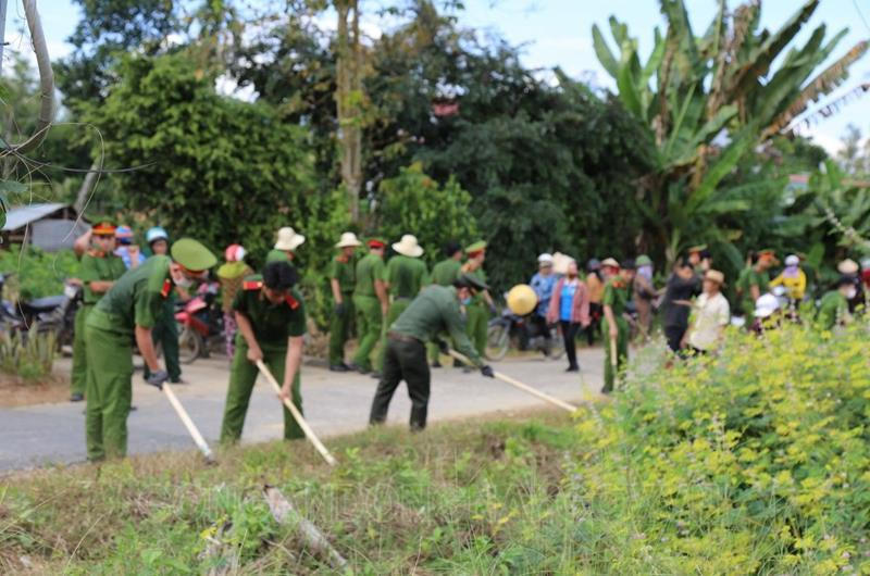 CBCS Công an Đồng Nai lao động giúp dân