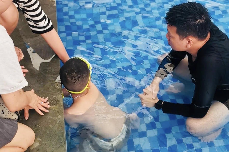 Cháu bé bị mắc kẹt tay trong ống thoát nước ở bể bơi. (Ảnh: CATH)