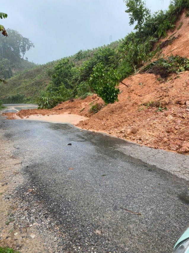 Mưa lớn kéo dài khiến đất đá sạt xuống, tiềm ẩn nguy cơ mất an toàn cho người dân.