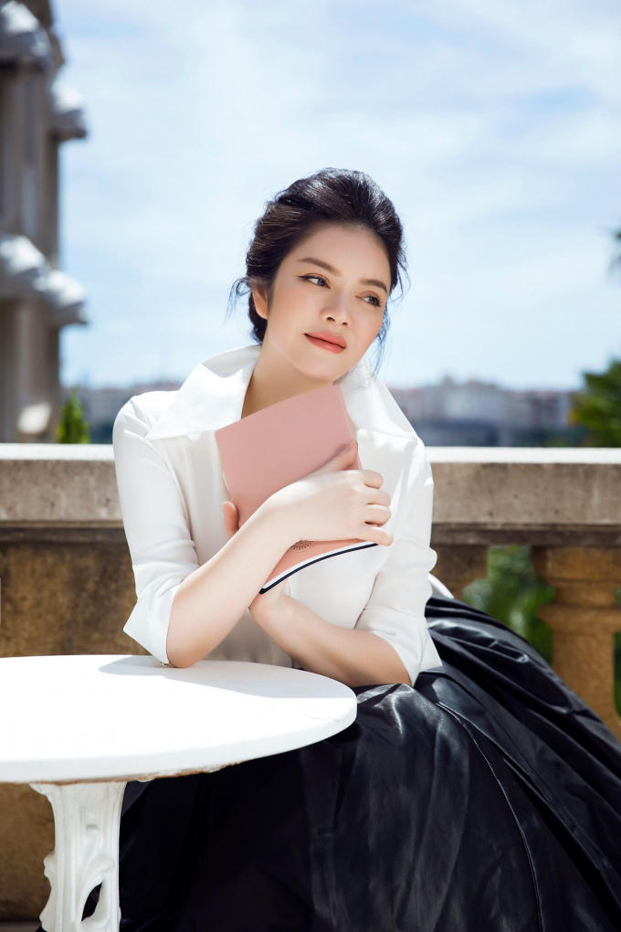 Xuống phố với phong cách sang trọng quý phái như Lý Nhã Kỳ