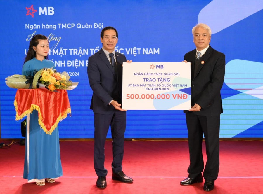 Ông Lưu Trung Thái, Chủ tịch Hội đồng quản MB (bên trái) trao tặng 500 triệu đồng tới Ủy ban Mặt trận Tổ Quốc Việt Nam tỉnh Điện Biên; ông Phạm Việt Dũng, Phó Chủ tịch thường trực UBMTTQ Việt Nam tỉnh Điện Biên (bên phải) đại diện lên đón nhận