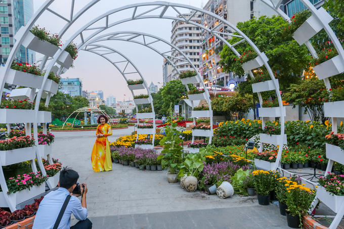 "Tôi thấy đường hoa năm nay khá đẹp, nhất là những mô hình cho rất sinh động, đủ màu sắc. Mỗi tiểu cảnh trang trí lại có nét riêng, không trùng lặp nhau", chị Hạnh (quận Bình Thạnh) nhận xét.