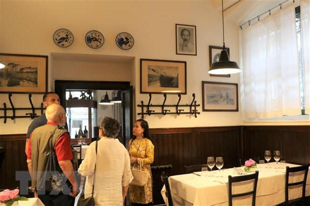 Không gian tưởng niệm Bác Hồ bên trong quán Antica Trattoria della Pesa. (Ảnh: Trường Dụy/TTXVN)
