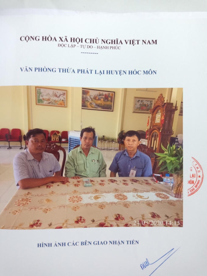 ông Trần Quốc Tuấn nhận tiền của ông Hiếu sau khi ký vi bằng bán đất (ảnh chụp tại từ vi bằng)