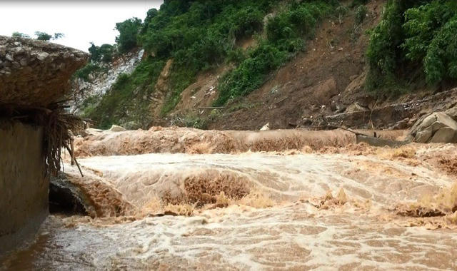 Mưa lũ vẫn đang diễn biến phức tạp tại huyện Mường Lát.