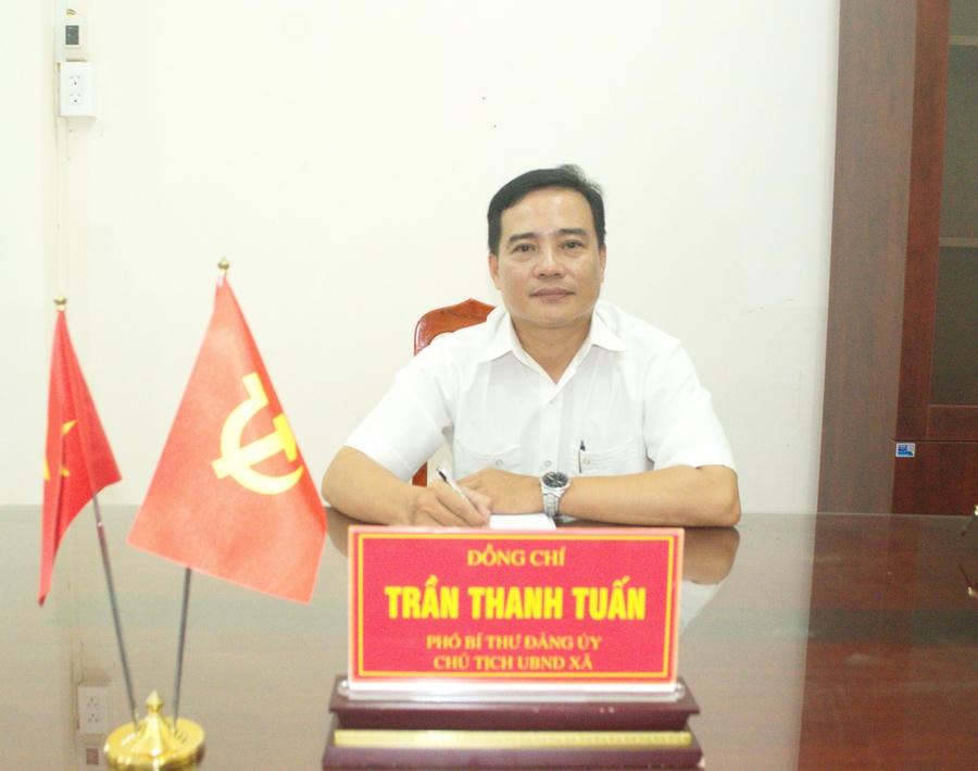 Ông Trần Thanh Tuấn – Chủ tịch UBND xã Châu Thới, tỉnh Cà Mau trao đổi với phóng viên Báo PLVN.