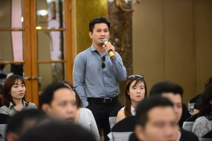 Khách hàng quan tâm hỏi và được tư vấn tại hội thảo.