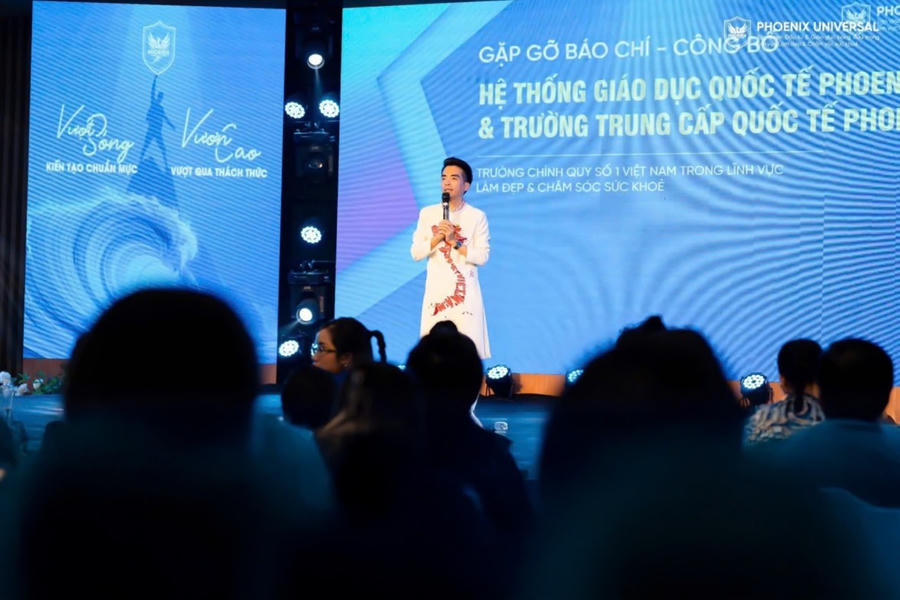 Ông Trần Toản - Chủ tịch Phoenix Universal chia sẻ tại sự kiện.