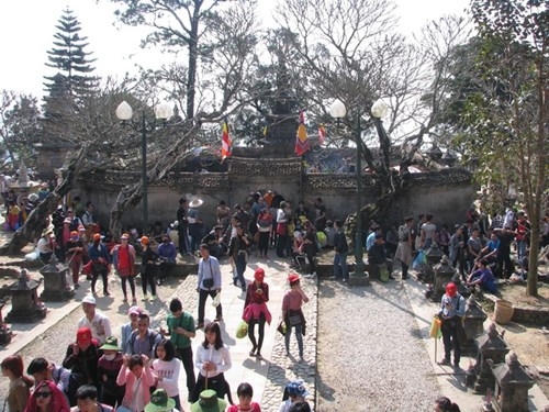 Lễ hội Yên Tử kéo dài suốt 3 tháng mùa xuân. Theo Ban tổ chức, những ngày nghỉ Tết Bính Thân vừa qua, Yên Tử đón trên 100.000 lượt du khách thập phương.