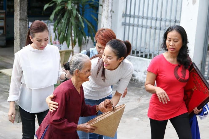 Phạm Hương ân tình sẻ chia với những người cao tuổi của miền sông nước