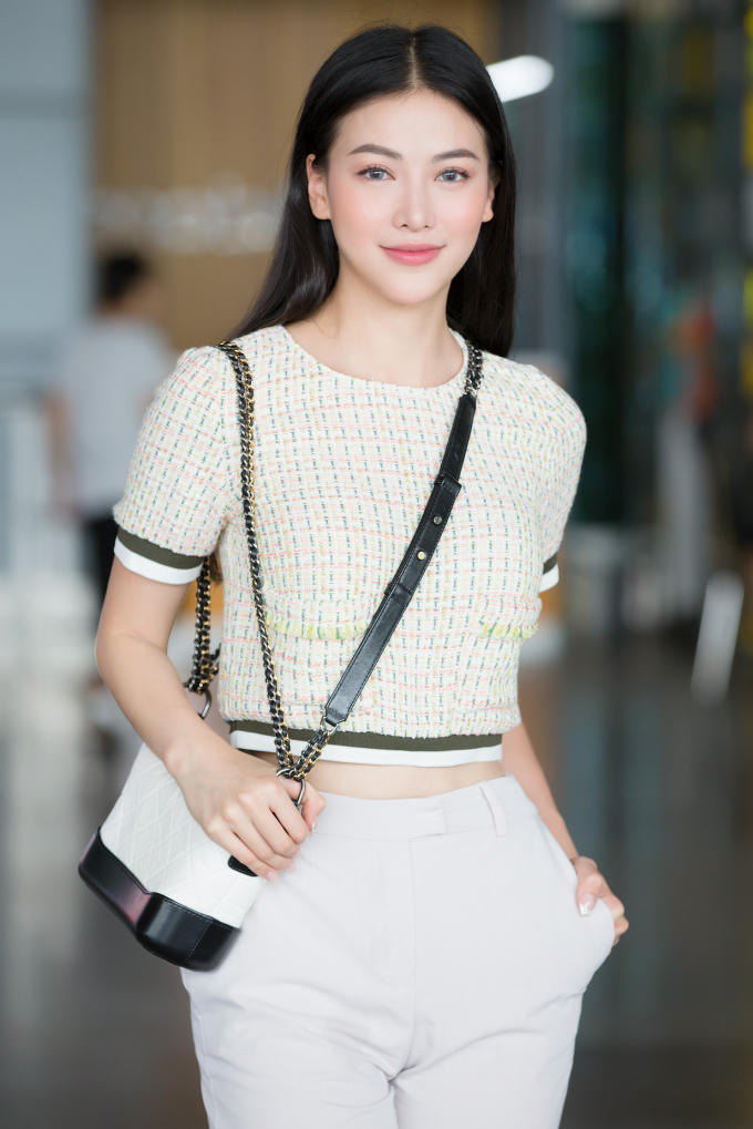 Hoa hậu Phương Kh&aacute;nh đ&oacute;n &Aacute; hậu Tr&aacute;i đất người &Aacute;o sang Việt Nam