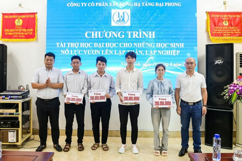 Các em học sinh là thủ khoa trường, thủ khoa tỉnh lên nhận học bổng cho suốt khoá học.