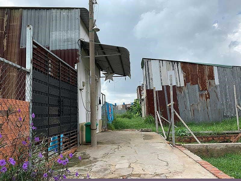 Hơn chục căn nhà xây dựng không phép trên đất của ông Lại Triệu Long. Ảnh: VIỆT HOA.