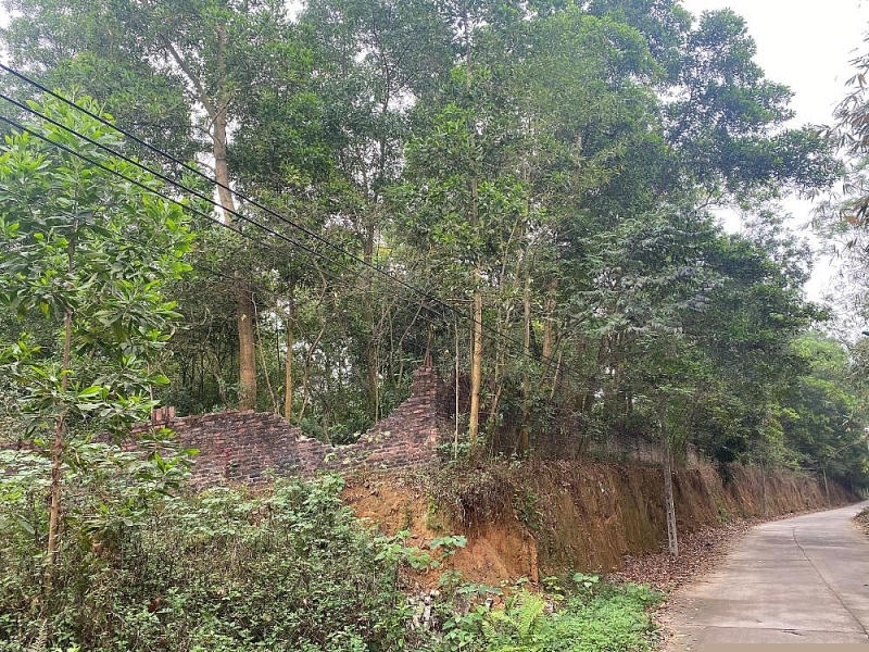 Vị trí thực hiện dự án khu nhà ở đô thị vẫn chỉ là tường rào gạch đổ nát. (Ảnh: PV Báo điện tử Xây dựng).