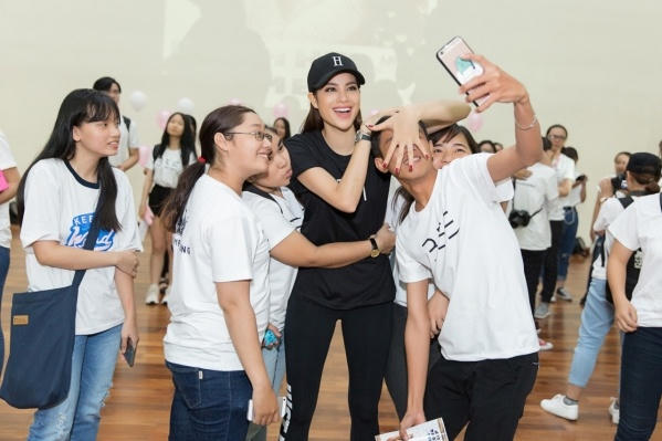 Phạm Hương kh&oacute;c nức nở khi đọc &ldquo;t&acirc;m thư&rdquo; sau 2 năm đăng quang