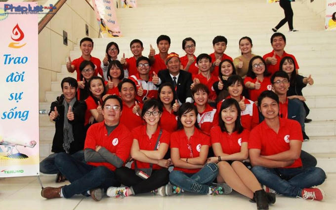 GS.TS Nguyễn Anh Trí, Trưởng Ban tổ chức cùng các tình nguyện viên chúc mừng thành công của Lễ hội Xuân hồng lần thứ 9, năm 2016.