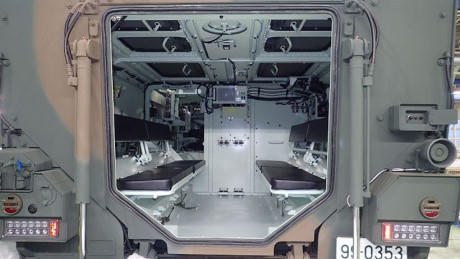 Khoang xe rộng rãi có thể chở đến 11 binh sĩ bao gồm tái xế và chỉ huy