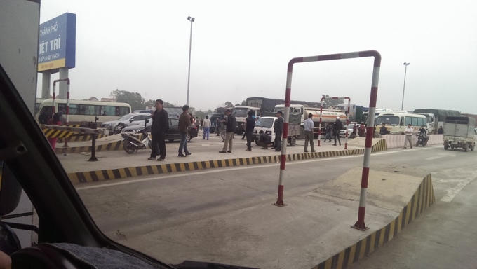 Người dân Việt Trì và cánh lái xe biểu tình tại trạm thu phí cầu Hạc Trì sáng ngày 4/3. (Nguồn: Bien19.biz)