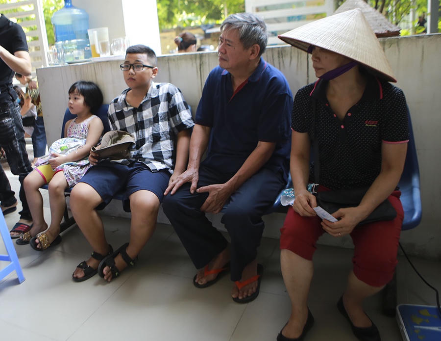 Sau vụ cháy Công ty Rạng Đông: Lo nhiễm độc, người dân ùn ùn đi khám - 8