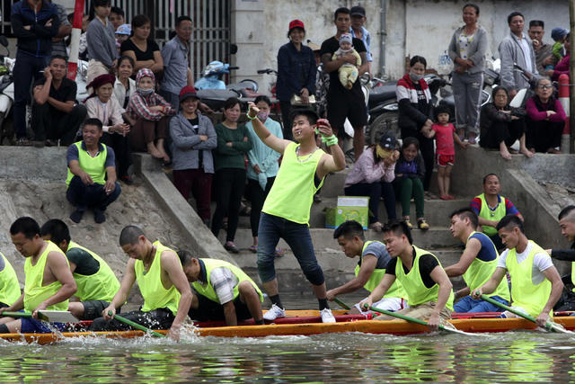 Người gõ mõ đứng trên thuyền trong suốt cuộc đua, vừa gõ theo nhịp chèo, vừa nhún nhảy rất lạ mắt.