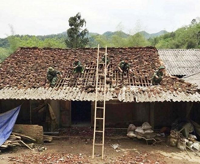 Lực lượng vũ trang tỉnh Bắc Kạn lợp lại mái nhà cho gia đình ông Cà Văn Chung, thôn Nà Cà, xã Xuân La, huyện Pác Nặm.