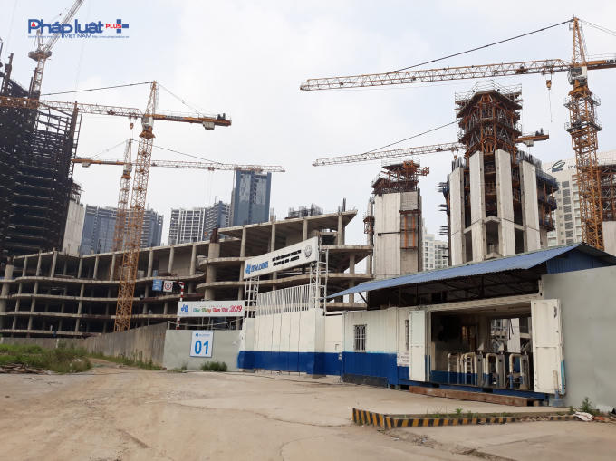 Cổng bên tòa tháp phụ đóng vẫn có bảo vệ nhưng đóng cửa, không thấy công nhân ra vào.