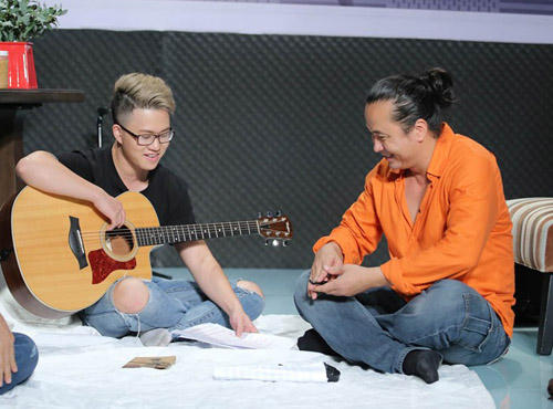 Lê Thiện Hiếu bảo vệ nhạc sĩ Lê Minh Sơn khi bị cho rằng chất nhạc kén khán giả của vị HLV này đã ảnh hưởng đến phong cách sáng tác của anh.