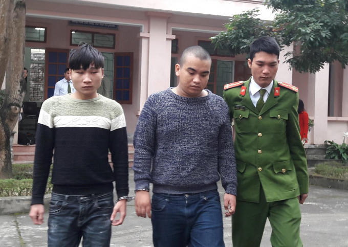 Hai đối tượng Rôn và Phúc tại cơ quan điều tra.