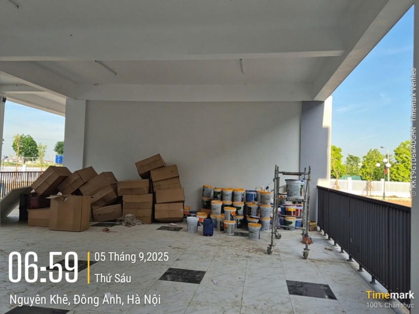 Thùng sơn, vỏ bìa cát tông, giàn giáo để ngổn ngang.