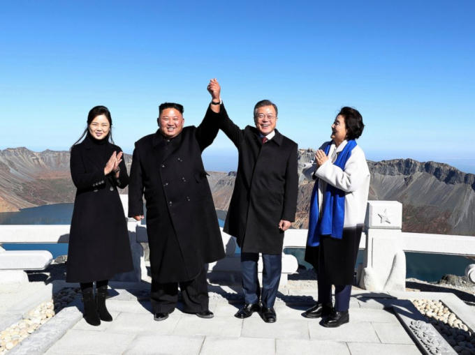 Tổng thống Hàn Quốc Moon Jae-in và lãnh đạo Triều Tiên Kim Jong Un chụp ảnh trên đỉnh núi Mt. Paektu, Triều Tiên ngày 20/9.