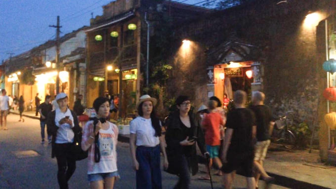 Lý Nhã Kỳ và Xa Thi Mạn cùng một số bạn bè vui chơi ở Hội An.